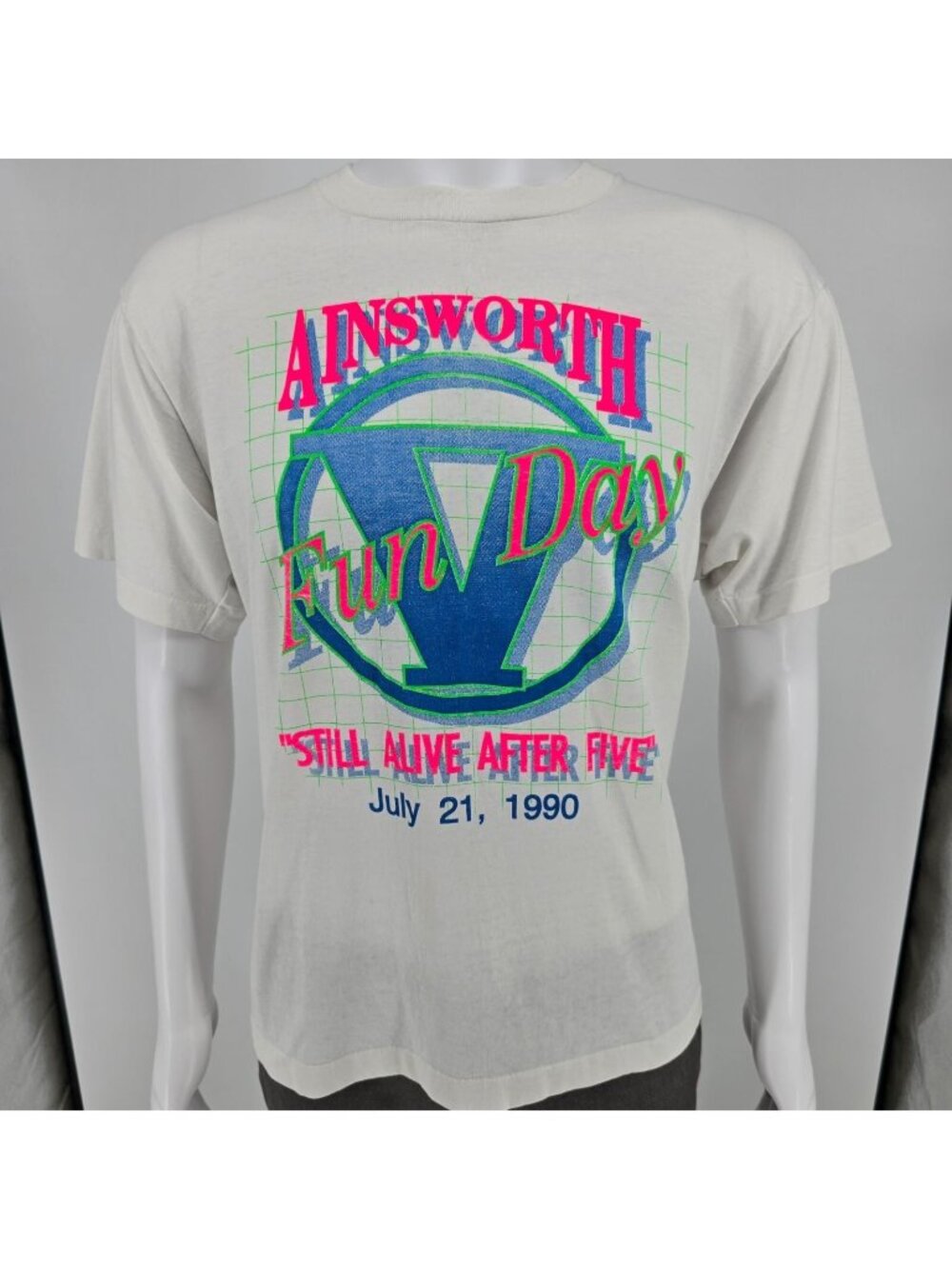 Vintage 1990 Vaporwave/Outrun "Ainsworth Fun Day" Iowa Graphic T-Shirt (L)